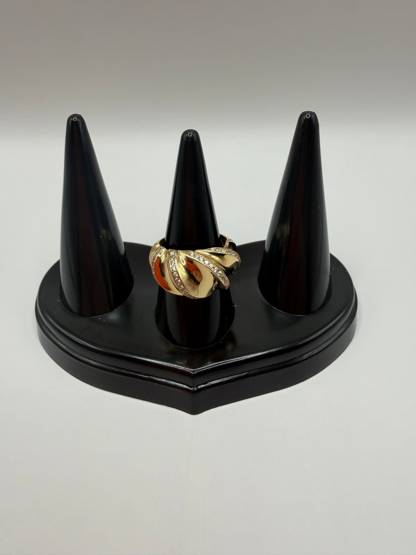 "Anillo entrelazado en oro de 14k con circonitas"