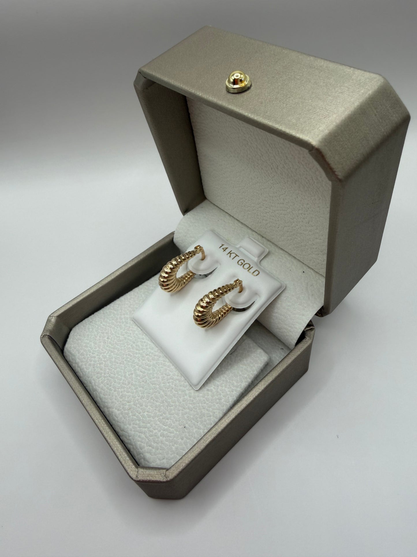 "Aretes tipo argolla en oro de 14k, estilo concha"