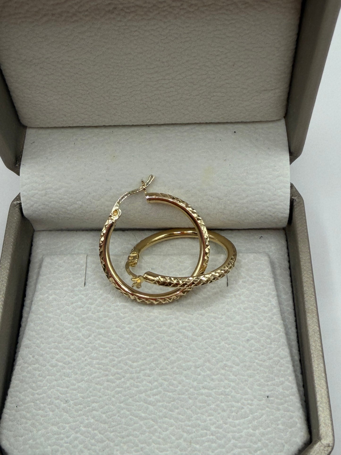 "Aretes argolla texturizados en oro de 14k"