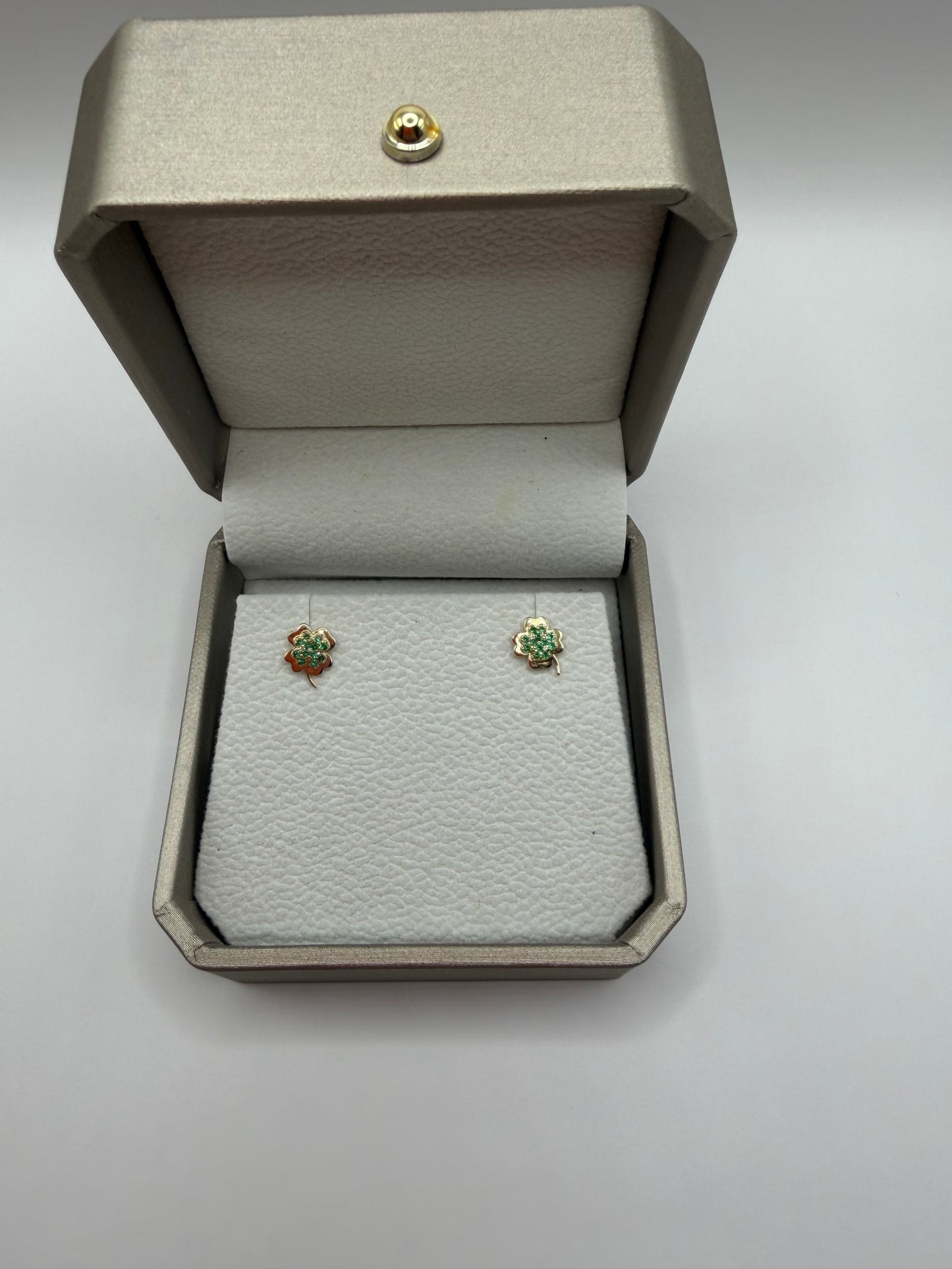 "Aretes stud estilo trébol con circonitas color verde esmeralda en oro de 14k"