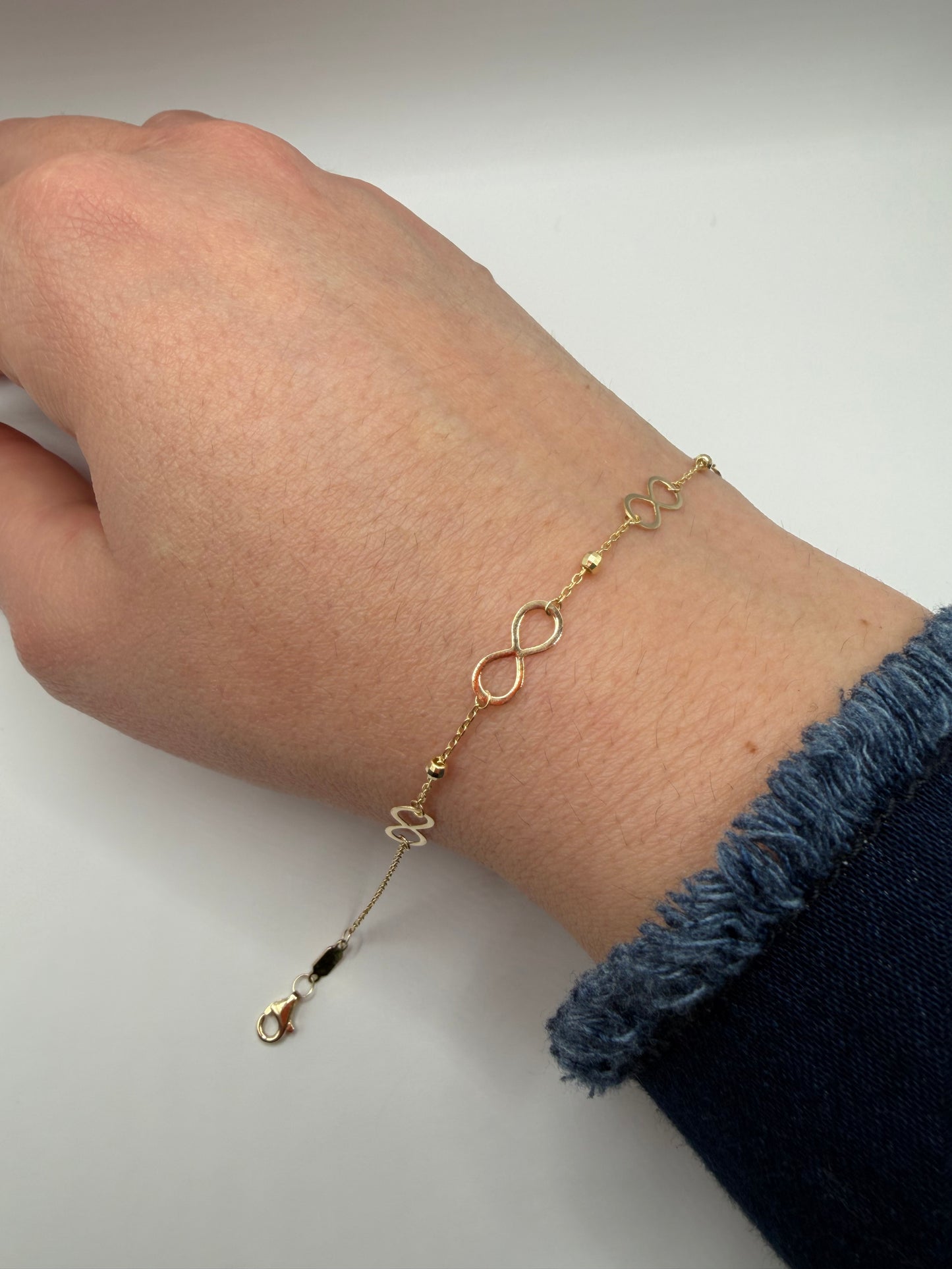 Pulsera con dije de infinito en oro de 14k