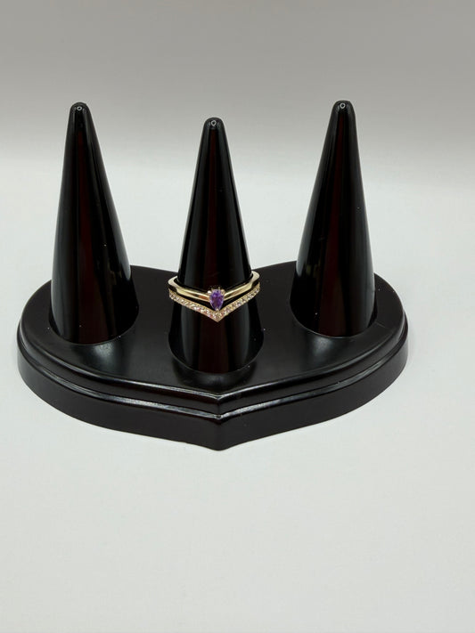 "Anillo en V con piedra color amatista y circonitas en oro de 14k"