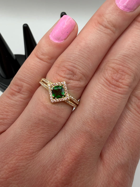 "Anillo con circonia central color esmeralda y halo de circonitas en oro de 14k"