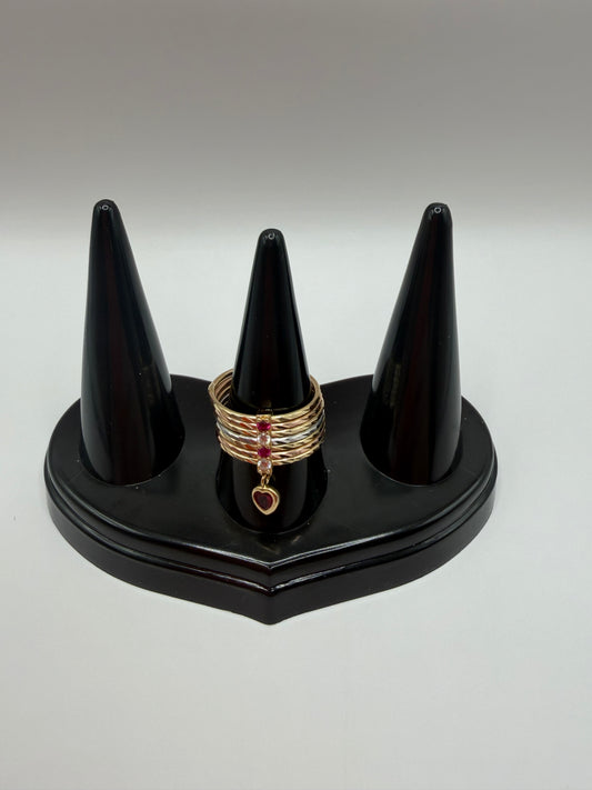 "Anillo semanario en oro de 14k con piedras rojas"