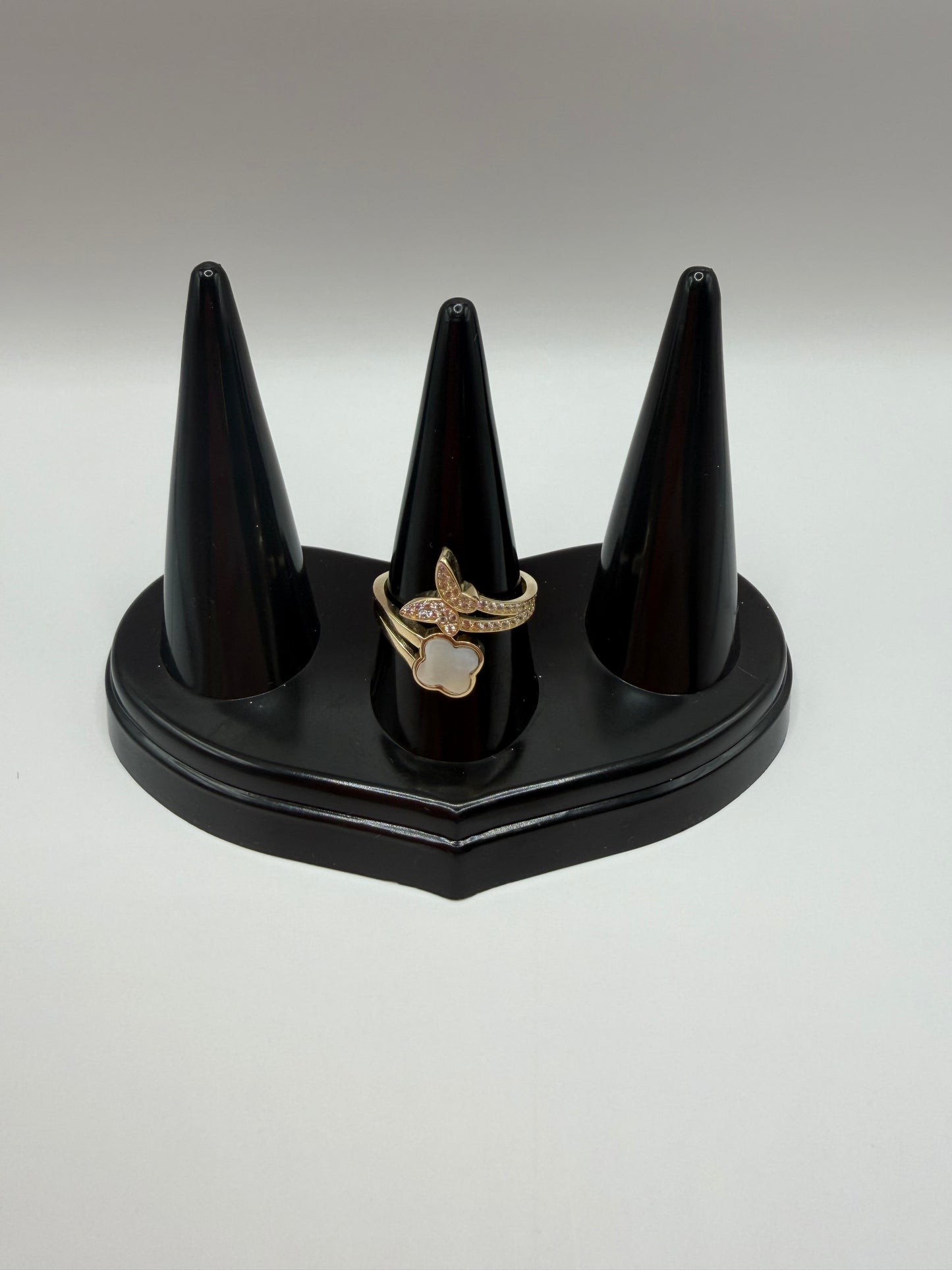 "Anillo mariposa con trébol de nácar en oro de 14k"