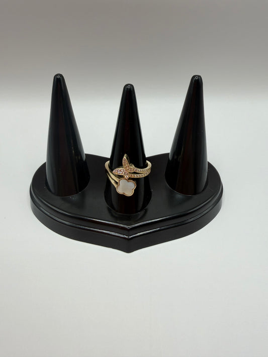 "Anillo mariposa con trébol de nácar en oro de 14k"