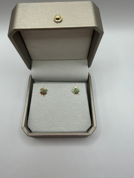 "Aretes stud estilo trébol con circonitas color verde esmeralda en oro de 14k"