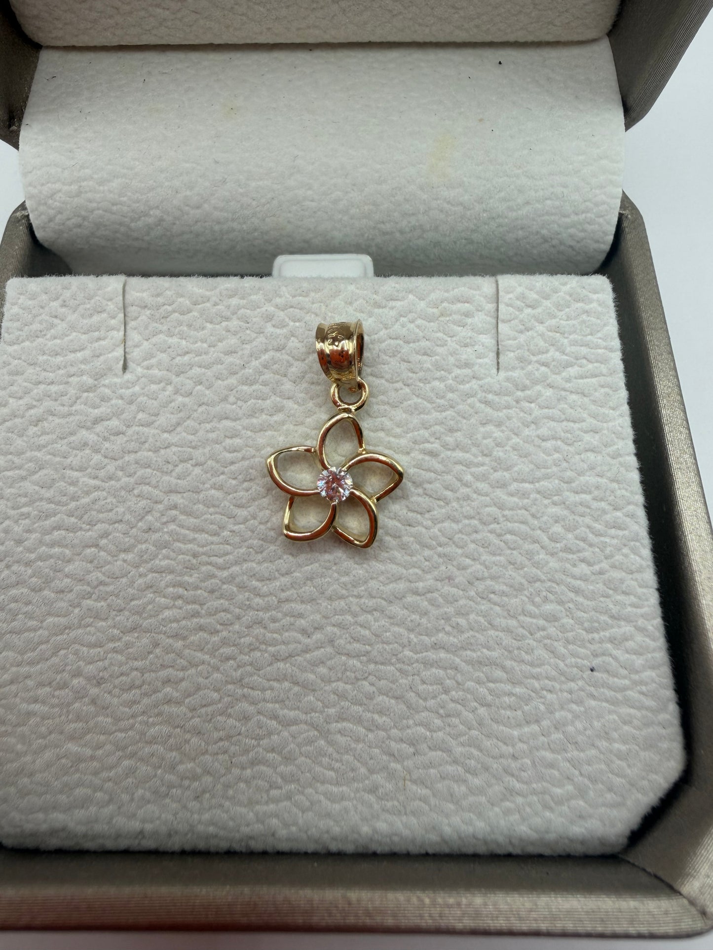 "Dije flor con circonita en oro de 14k"