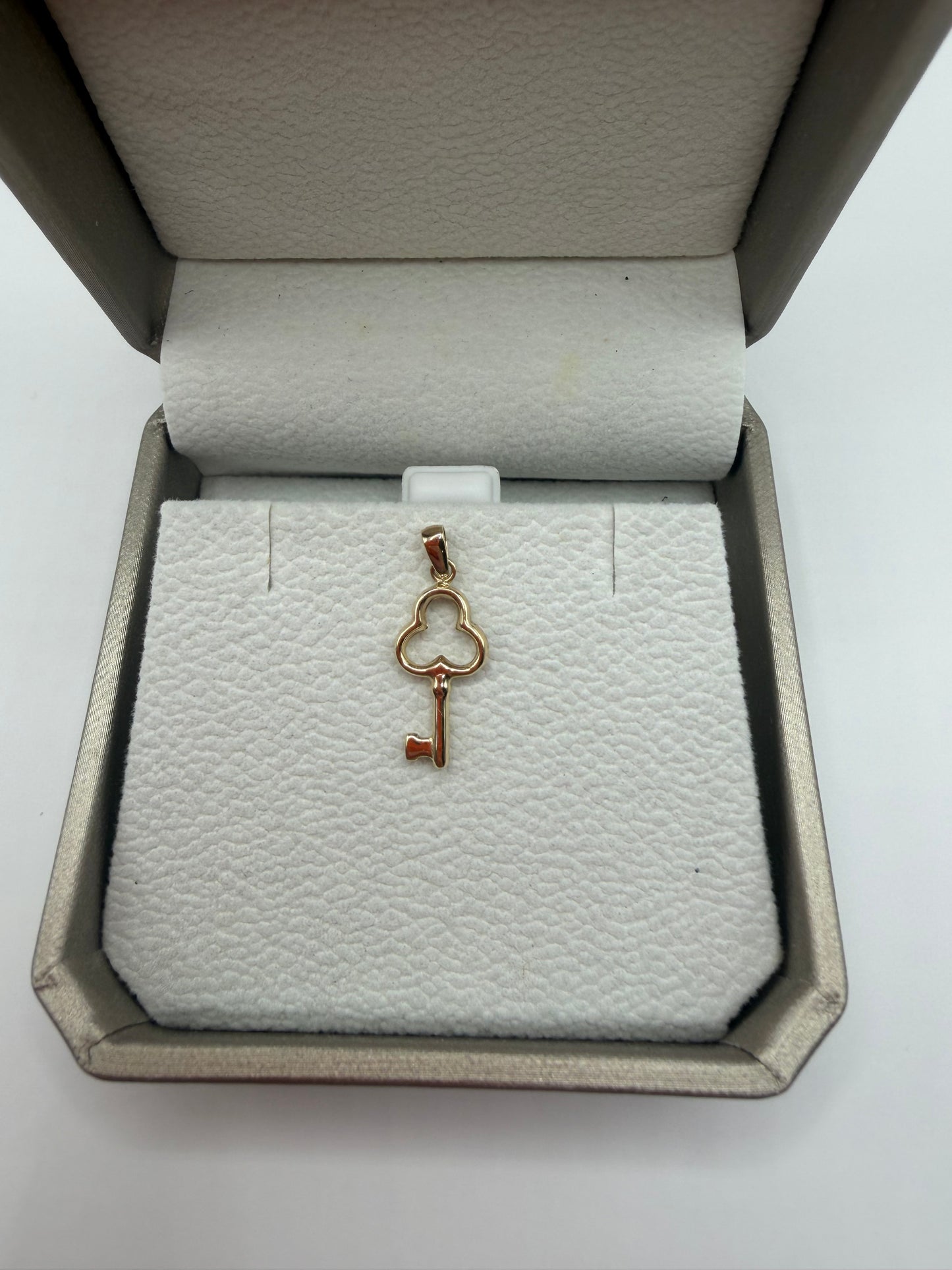 "Dije llave con trébol en oro de 14k"