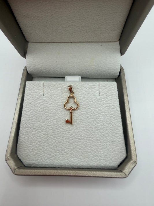 "Dije llave con trébol en oro de 14k"